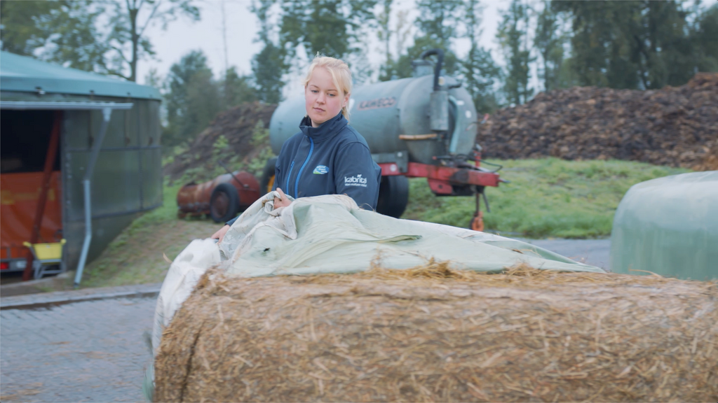 Kabrita farmer unloading hay